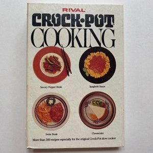 以下が含まれることがあります： 「ライバル クロックポット クッキング」というタイトルのビンテージの料理本で、赤、白、黒の表紙。表紙には、セイボリーペッパーステーキ、スパゲッティソース、スイスステーキ、チーズケーキなど、スロークッカーで作った料理の4つの写真が掲載されています。下部には「オリジナルのクロックポットスロークッカー用に300以上のレシピ」というテキストが印刷されています。