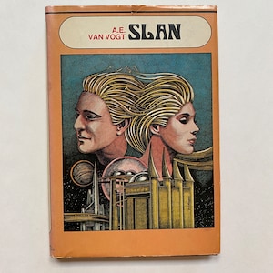 以下が含まれることがあります： A.E. Van Vogtの「Slan」というタイトルのヴィンテージペーパーバック。表紙には、ブロンドの髪の毛を持つ2つの人間の顔の様式化されたイラストが描かれており、未来的な都市景観と星空を背景にしています。本は桃色の縁取りがあります。