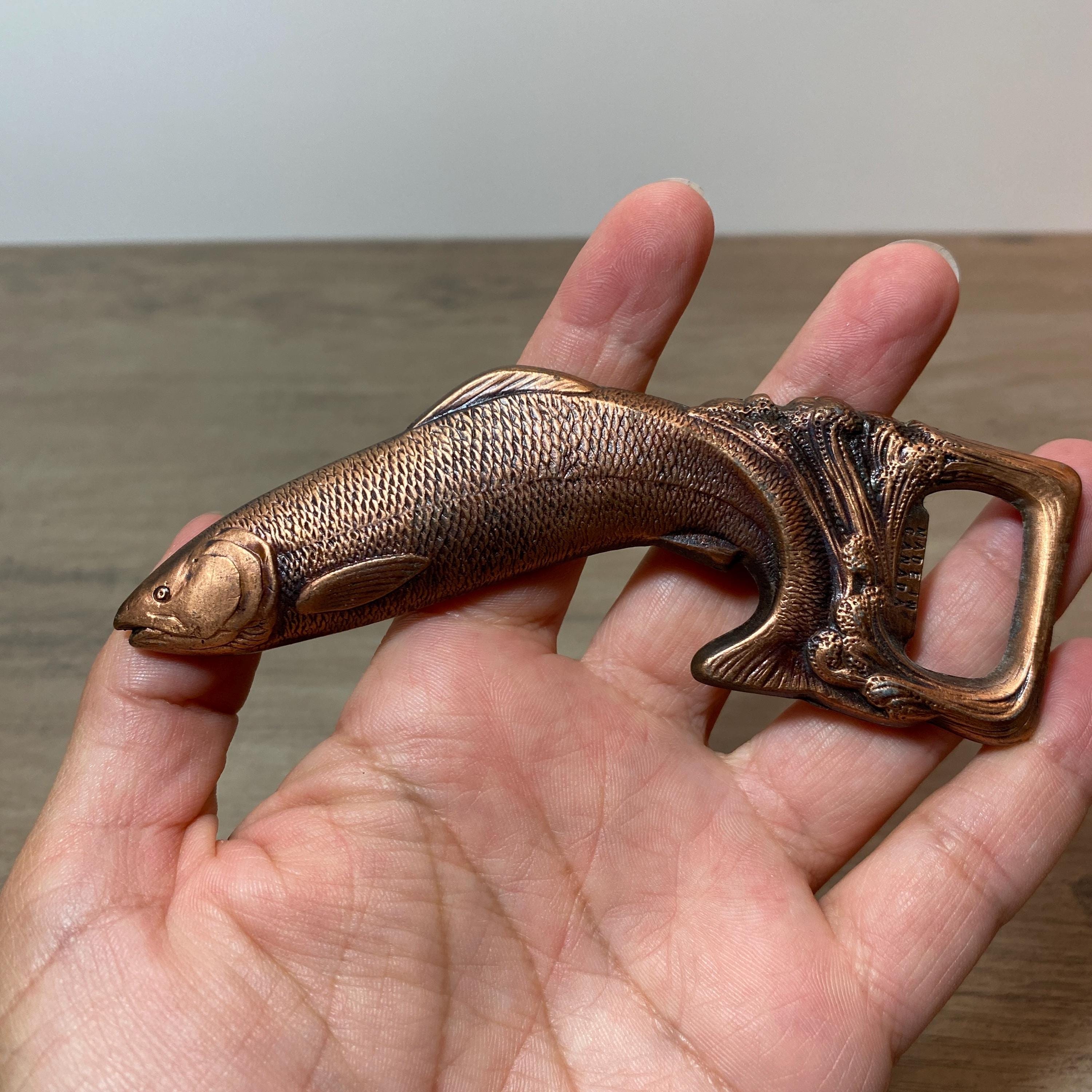 ボマ ボトルオープナー – サーモンフィッシュデザイン、ブロンズ＆銅