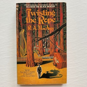 Puede incluir: Una portada de libro con fondo amarillo y una escena de bosque. El t&iacute;tulo "Twisting the Rope" est&aacute; en una fuente grande y estilizada. El nombre del autor, "R.A. MacAvoy", est&aacute; debajo del t&iacute;tulo. La portada presenta una soga para ahorcar, un arpa, un viol&iacute;n y una concertina. El texto "WOW! MacAVOY'S DONE IT AGAIN!" est&aacute; en la parte inferior de la portada, con el nombre del autor, "ANNE MCCAFFREY", debajo.