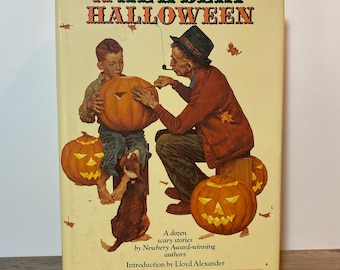以下が含まれることがあります： 「A Newbery Halloween」というタイトルのヴィンテージ本の表紙。男の子と犬と一緒にカボチャを彫っている男性のイラストが描かれています。表紙はオレンジ、茶色、緑の色調で、彫刻されたジャック・オ・ランタンがあります。