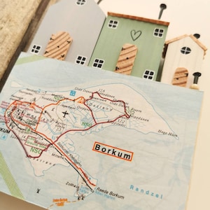 BORKUM Holzhaus Maritim mit Landkarte der Insel Borkum, maritime Häuser auf einem Holzstück, Holzhäuser auf Treibholz, Treibholzhäuser