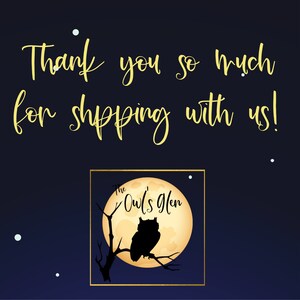 Puede incluir: Muchas gracias por comprar con nosotros! El logotipo de The Owl's Glen presenta una silueta de un b&uacute;ho posado en una rama frente a una luna amarilla sobre un fondo azul oscuro con estrellas blancas.