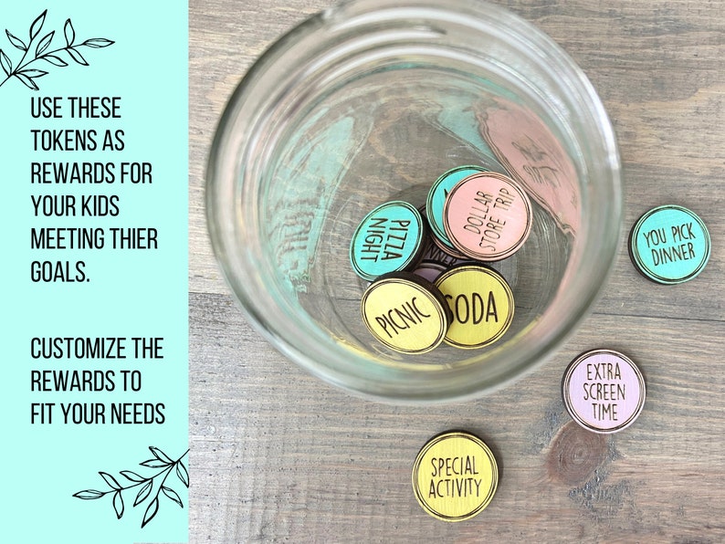 Puede incluir: Un tarro de vidrio lleno de fichas de madera de colores con frases como "Pizza Night", "Dollar Store Trip", "Picnic", y "Soda". Tambi&eacute;n hay fichas fuera del tarro que dicen "You Pick Dinner", "Extra Screen Time", y "Special Activity".