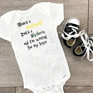 Body marca Waiting On My Letter ONESIES®, ONESIES® de Wizard House, Body Sorcerer Sorting, Anuncio de embarazo de Future Wizard