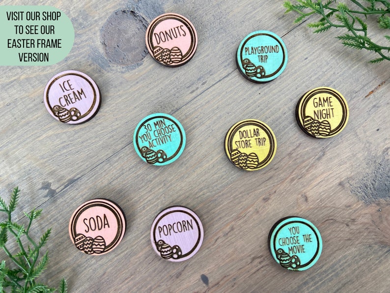 Puede incluir: Nueve fichas de huevo de Pascua de madera con diferentes actividades escritas en ellas, incluyendo "Helado", "Donas", "Viaje al parque infantil", "30 Min Usted elige la actividad", "Viaje a la tienda de un d&oacute;lar", "Noche de juegos", "Soda", "Palomitas de ma&iacute;z" y "Usted elige la pel&iacute;cula".