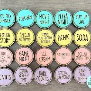 Puede incluir: Veinte fichas de recompensa de madera en varios colores y frases, como "Noche de cine", "Noche de pizza", "Quedarse despierto hasta tarde", "Historia extra", "Actividad especial", "30 min T&uacute; eliges la actividad", "Palomitas de ma&iacute;z", "Picnic", "Soda", "T&uacute; eliges la pel&iacute;cula", "Noche de juegos", "Helado", "Viaje al parque infantil", "Viaje a la tienda de un d&oacute;lar", "Donas", "Tiempo de pantalla extra", "Hornear galletas", "Desayuno especial", "Cena en el auto".