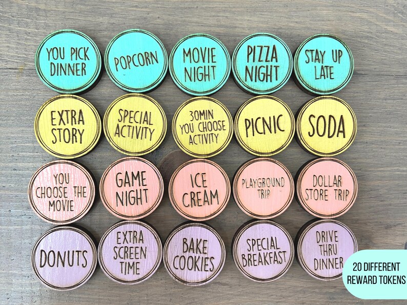 Puede incluir: Veinte fichas de recompensa de madera en varios colores y frases, como "Noche de cine", "Noche de pizza", "Quedarse despierto hasta tarde", "Historia extra", "Actividad especial", "30 min T&uacute; eliges la actividad", "Palomitas de ma&iacute;z", "Picnic", "Soda", "T&uacute; eliges la pel&iacute;cula", "Noche de juegos", "Helado", "Viaje al parque infantil", "Viaje a la tienda de un d&oacute;lar", "Donas", "Tiempo de pantalla extra", "Hornear galletas", "Desayuno especial", "Cena en el auto".
