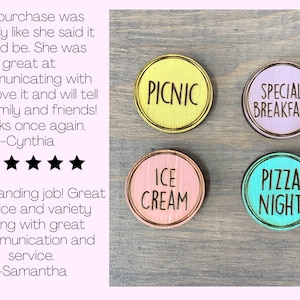 Puede incluir: Cinco letreros redondos de madera con diferentes frases. Los letreros est&aacute;n pintados en diferentes colores: amarillo, rosa, azul claro y verde claro. Las frases en los letreros son: "PICNIC", "DESAYUNO ESPECIAL", "HELADO" y "NOCHE DE PIZZA".