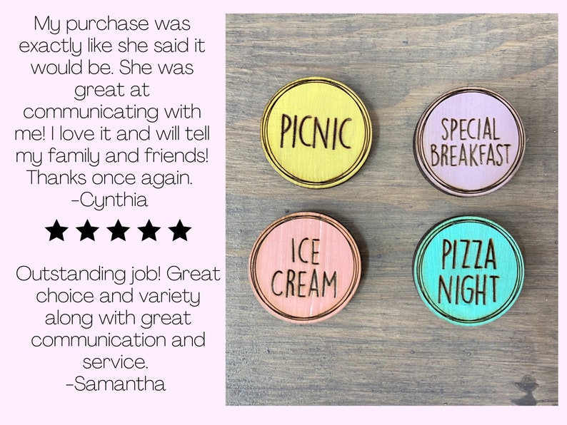 Puede incluir: Cinco letreros redondos de madera con diferentes frases. Los letreros est&aacute;n pintados en diferentes colores: amarillo, rosa, azul claro y verde claro. Las frases en los letreros son: "PICNIC", "DESAYUNO ESPECIAL", "HELADO" y "NOCHE DE PIZZA".