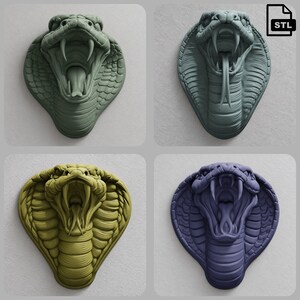 Puede incluir: Un conjunto de cuatro archivos de arte mural 3D digitales que muestran una cabeza de cobra con la boca abierta y colmillos. Los diseños se presentan en colores verde salvia, verde azulado oscuro, amarillo oliva y morado intenso.