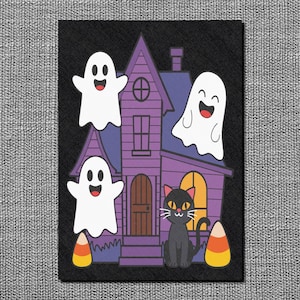 Peut inclure: Illustration sur le thème d'Halloween avec une maison hantée violette, trois fantômes blancs et un chat noir. Deux bonbons en forme d'épi de maïs sont en bas. Le fond est noir.