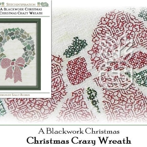 Puede incluir: Un patrón de punto de cruz de Navidad en negro con una corona con un lazo rojo. El patrón se titula "A Blackwork Christmas Christmas Crazy Wreath" y está diseñado por Sally Rudkin.