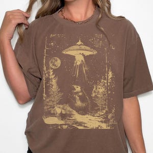 Camiseta gráfica retro de zarigüeya OVNI, estilo vintage, colores cómodos, divertida camiseta de zarigüeya de los años noventa y noventa, regalo para amantes de las zarigüeyas.