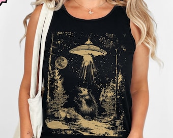 Comfort Colors Retro UFO Possum Graphic Tank Top Vintage Style Unisex Tank Tops Alien Abduction Possum Gift Funny Nineties 90s Opossum Lover