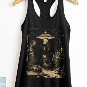 Retro UFO Possum Graphic Tank Top Vintage Style Tank Tops for Women Alien Abduction Possum Gift Funny Nineties 90s Opossum Lover Shirt