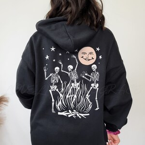 Halloweentröja Häxkläder Crewneck-tröjor Pastellgoth Fullmåne Gotisk Hoodie Häxskjorta Estetiska kläder Dansande Skelett Black