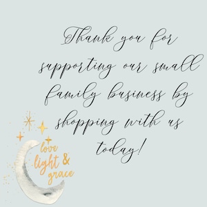 Puede incluir: Un fondo azul claro con una elegante escritura negra que dice: "&iexcl;Gracias por apoyar a nuestra peque&ntilde;a empresa familiar comprando con nosotros hoy!" Una luna creciente y estrellas est&aacute;n en la esquina inferior izquierda.