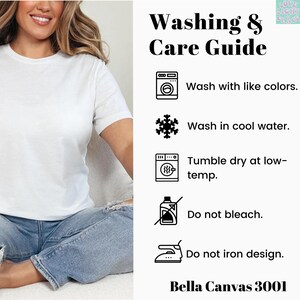 Peut inclure: Un t-shirt blanc port&eacute; par une femme, &agrave; c&ocirc;t&eacute; d'un guide de lavage et d'entretien. Le guide comprend des instructions pour laver avec des couleurs similaires, &agrave; l'eau froide, s&eacute;cher par culbutage &agrave; basse temp&eacute;rature, ne pas javelliser et ne pas repasser le motif. Le t-shirt est Bella Canvas 3001.