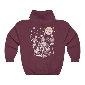 Halloweentröja Häxkläder Crewneck-tröjor Pastellgoth Fullmåne Gotisk Hoodie Häxskjorta Estetiska kläder Dansande Skelett Maroon