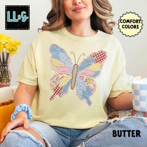 Peut inclure: T-shirt jaune clair avec un motif papillon patchwork. Les ailes du papillon pr&eacute;sentent divers motifs roses, bleus, rouges et jaunes. Le t-shirt porte le texte "BUTTER" en bas et "COMFORT COLORS" dans un cercle &agrave; droite.