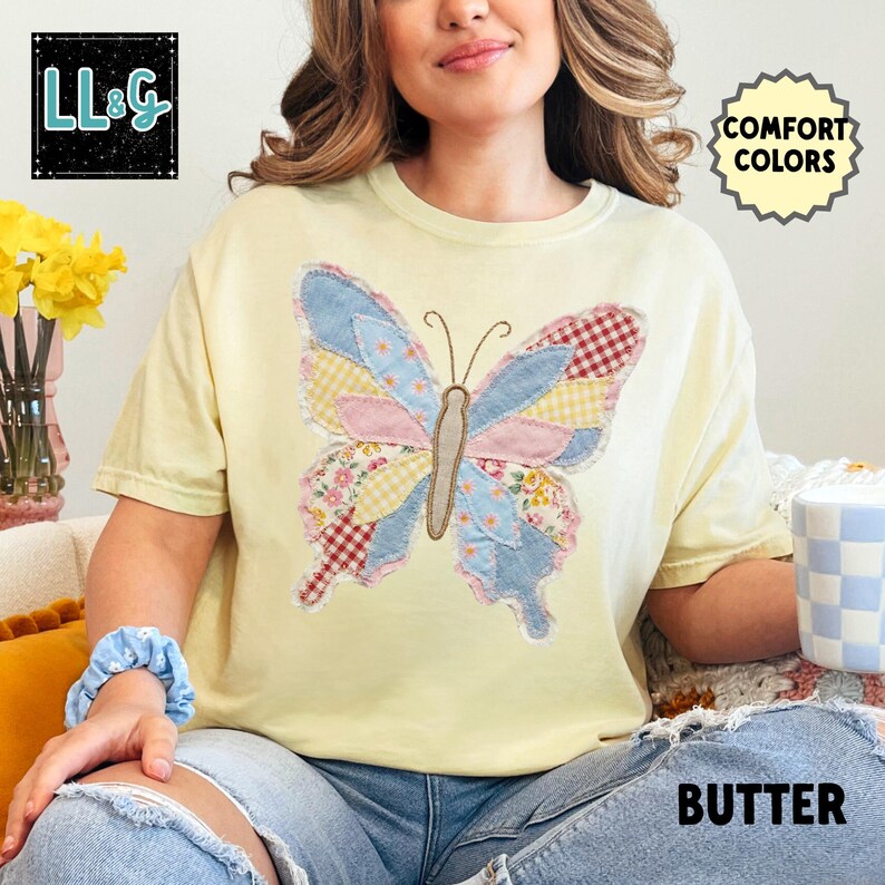 Peut inclure: T-shirt jaune clair avec un motif papillon patchwork. Les ailes du papillon pr&eacute;sentent divers motifs roses, bleus, rouges et jaunes. Le t-shirt porte le texte "BUTTER" en bas et "COMFORT COLORS" dans un cercle &agrave; droite.