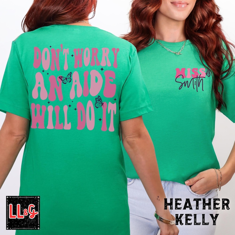 Peut inclure: T-shirts verts avec des textes et des graphiques de papillons. Un t-shirt porte l'inscription "DON'T WORRY AN AIDE WILL DO IT" au dos. L'autre t-shirt porte l'inscription "Miss Smith" sur le devant. Le texte est rose et blanc.
