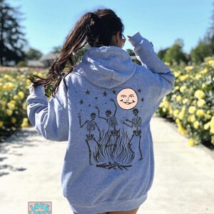 Halloweentröja Häxkläder Crewneck-tröjor Pastellgoth Fullmåne Gotisk Hoodie Häxskjorta Estetiska kläder Dansande Skelett Sport Grey