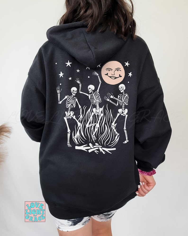 Halloweentröja Häxkläder Crewneck-tröjor Pastellgoth Fullmåne Gotisk Hoodie Häxskjorta Estetiska kläder Dansande Skelett Black