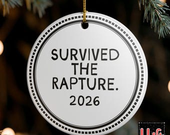 Survived The Rapture 2026 - Décoration de Noël sarcastique Décoration d'arbre de Noël drôle Décoration de Noël en céramique chrétienne Étiquettes pour cadeaux de Noël