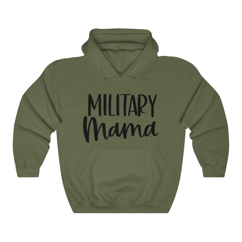 Pu&ograve; includere: Una felpa con cappuccio verde con la scritta "Military Mama" stampata in nero sul davanti.