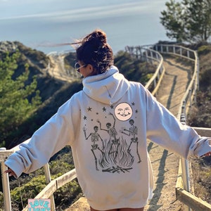 Halloweentröja Häxkläder Crewneck-tröjor Pastellgoth Fullmåne Gotisk Hoodie Häxskjorta Estetiska kläder Dansande Skelett Sand