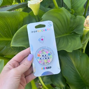 Suporte para celular com glitter opalino, suporte para celular com letras Be Kind, suporte para celular com letras com miçangas, soquete para celular com glitter, acessório para celular com glitter, acessório para Kindle