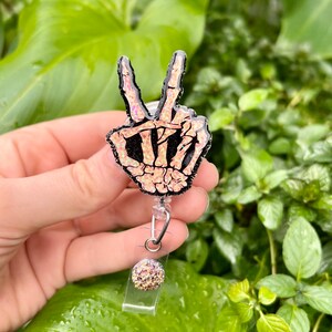 Porta credencial de esqueleto en oro rosa y negro, porta credencial de enfermera con el símbolo de la paz, porta credencial personalizado, porta credencial con purpurina