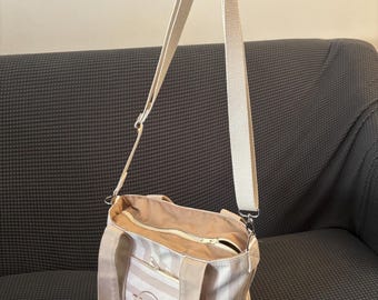 Bolso tote mini de lona a rayas 3 en 1 de Trader Joe's con cremallera, cremallera lateral y correa.