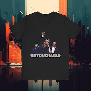 Puede incluir: Camiseta negra con un gráfico de cuatro hombres, uno de ellos con una corona, con el texto "Untouchable" debajo.