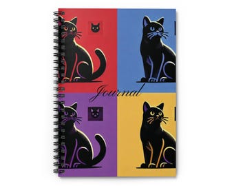 Op de afbeelding: Een kleurrijke journalhoes met een zwart kattenontwerp. De hoes is verdeeld in vier vierkanten, elk in een andere kleur: rood, blauw, paars en geel. Elk vierkant toont een zwarte kat die in een andere pose zit. Het woord "Journal" is in zwarte cursieve letters in het midden van de hoes gedrukt.