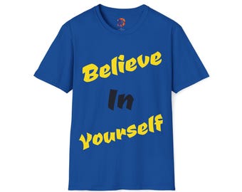 Könnte beinhalten: Ein königsblaues T-Shirt mit dem Text "Believe in Yourself" in gelben und schwarzen Buchstaben.