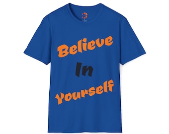 Könnte beinhalten: Ein königsblaues T-Shirt mit dem Aufdruck "Believe in Yourself" in orangefarbener und schwarzer Schrift.