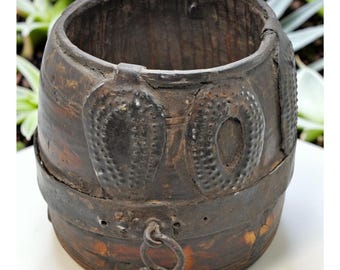 Antieke houten potmaat voor het meten van korrels, origineel oud uitgesneden metaal, gemonteerd