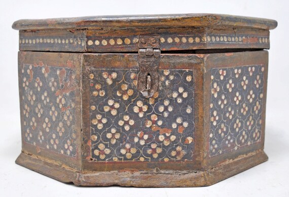 ヴィンテージの八角形の木製収納ボックス。オリジナルの古い手作りの花