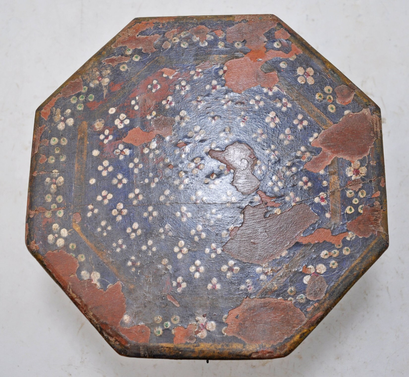 ヴィンテージの八角形の木製収納ボックス。オリジナルの古い手作りの花