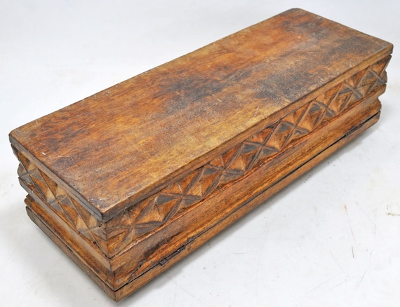Cassetta portaoggetti antica in legno, originale, intagliata a mano -   Italia