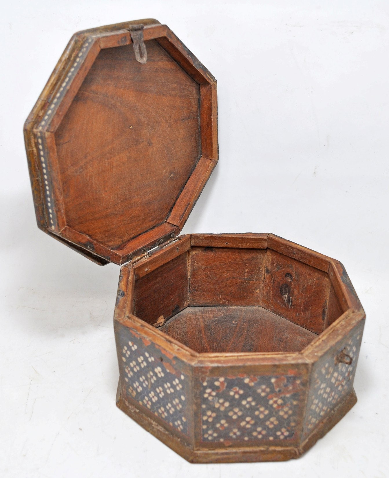 ヴィンテージの八角形の木製収納ボックス。オリジナルの古い手作りの花