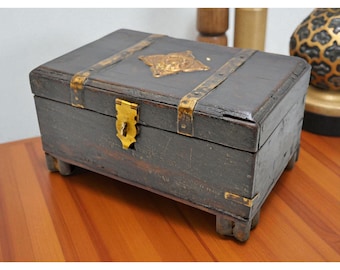 Caja de almacenamiento de madera vintage, original, antigua, hecha a mano, con herrajes de latón.