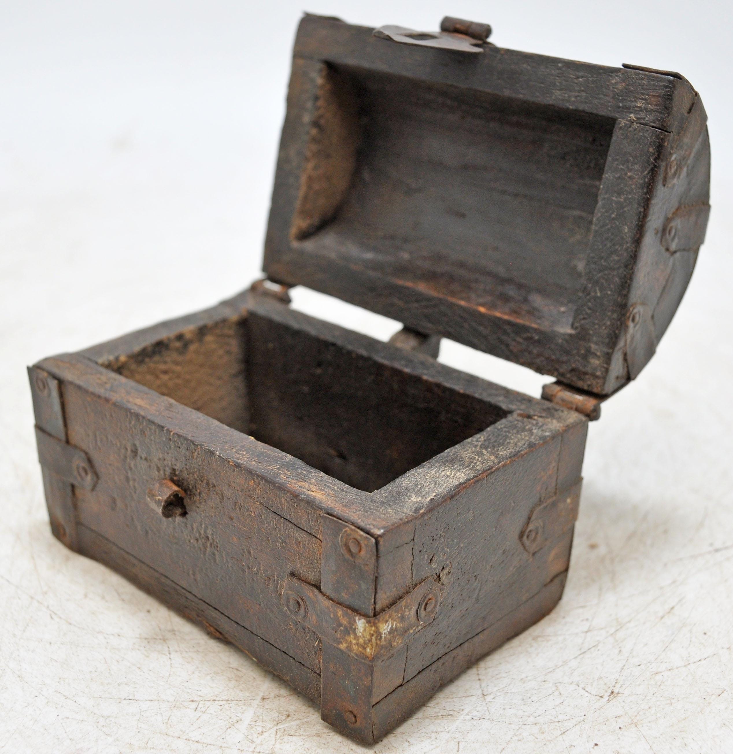 Boîte Ancienne Demi-ronde En Bois - Vintage & Artisanale Avec Monture Métal - Rangement Déco