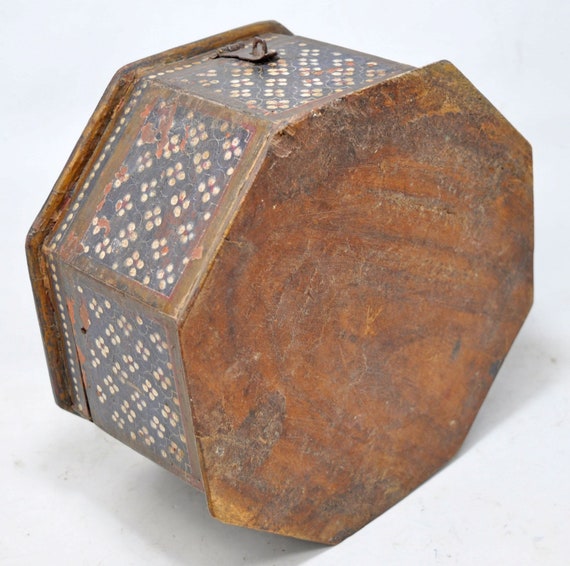 ヴィンテージの八角形の木製収納ボックス。オリジナルの古い手作りの花