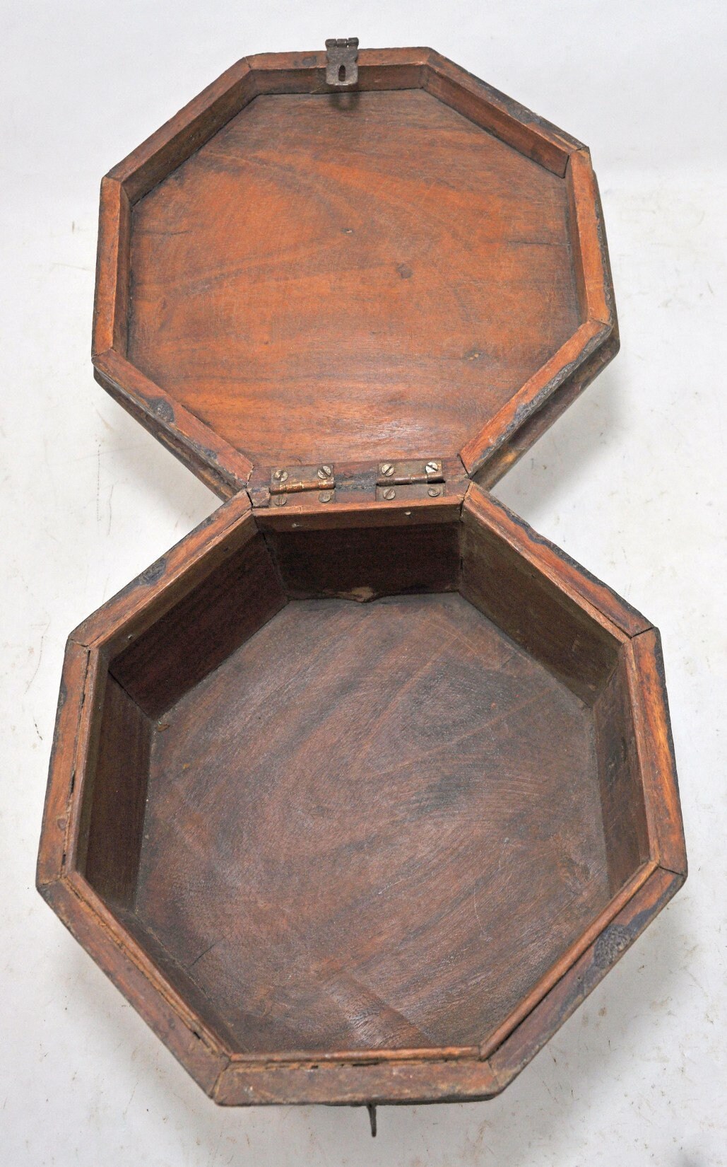 ヴィンテージの八角形の木製収納ボックス。オリジナルの古い手作りの花
