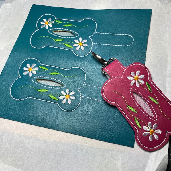 DIGITALER DOWNLOAD Kotbeutelhalter mit Gänseblümchen-Motiv. Hundekotbeutel Halter Muster. In-Hoop Stickprojekt für Stickmaschinen.