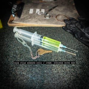 Puzzled Patient Trap Killer Pit Trap Syringe Key Prop – Horror Cosplay Accessory, Trap Scene Replica, Halloween Costume, Antidote Prop Key